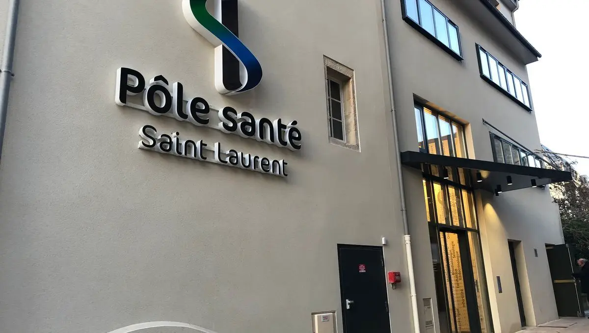 Image de fond représentant la façade du Pôle Santé Saint Laurent
